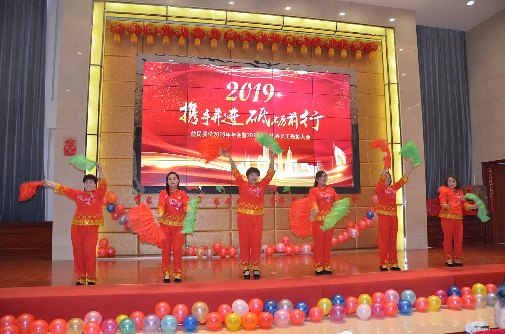 開場(chǎng)舞張燈結(jié)彩